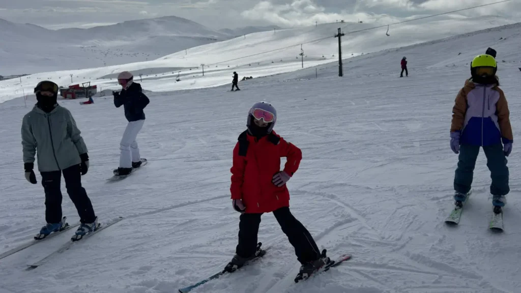 Erciyes Tekir Kapı acemi pistinde duruş ve kar sapanı tekniği çalışan kayak eğitimi öğrencisi