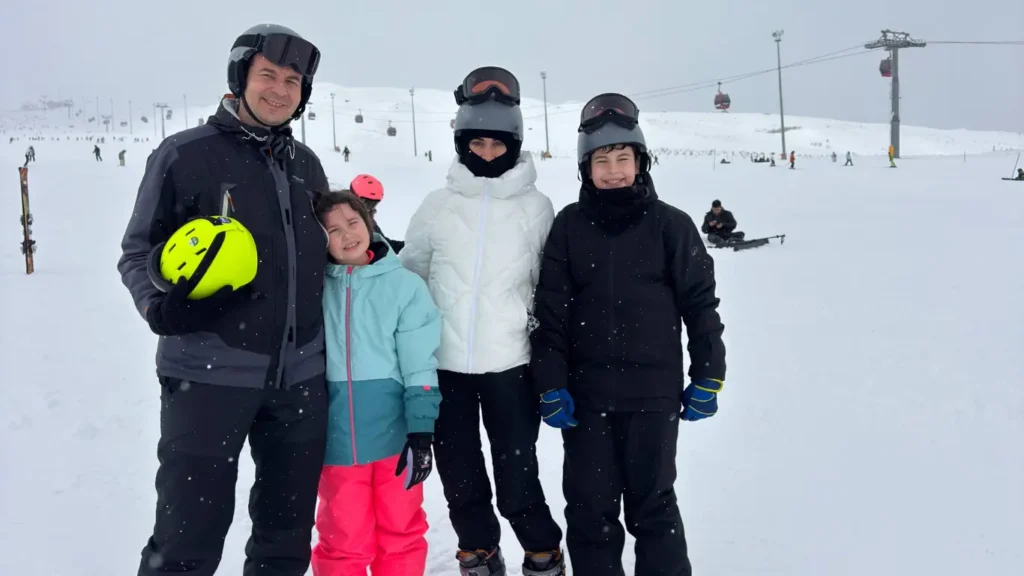 Erciyes Kayak Merkezi'nde birlikte aile boyu grup kayak dersi alan anne baba ve çocuklar