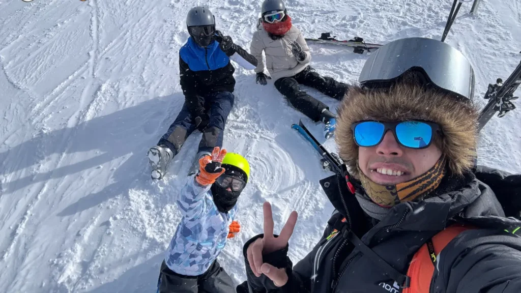 Erciyes pistinde oyunlaştırılmış tekniklerle özel kayak dersi alan çocuk öğrenci ve eğitmeni