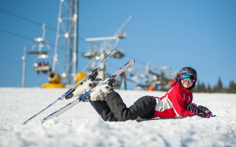 Erciyes'te kayak dersi alan mutu müşteri